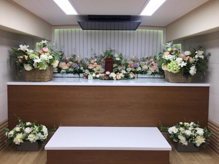 [서울=뉴시스] 별빛버스 내부 간이 빈소. 보건복지부는 무연고 사망자 장례 지원을 위한 별빛버스 운영 사업 기념식을 개최했다고 14일 밝혔다. (사진=보건복지부 제공) 2022.09.14. photo@newsis.com *재판매 및 DB 금지