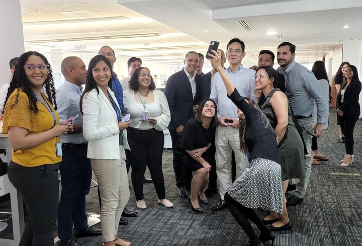 [서울=뉴시스]이재용 부회장이 추석 연휴 삼성전자의 첫 해외 지점인 파나마법인을 방문해 직원들과 기념촬영을 하고 있다. (사진 = 삼성전자) 2022.9.14. photo@newsis.com *재판매 및 DB 금지