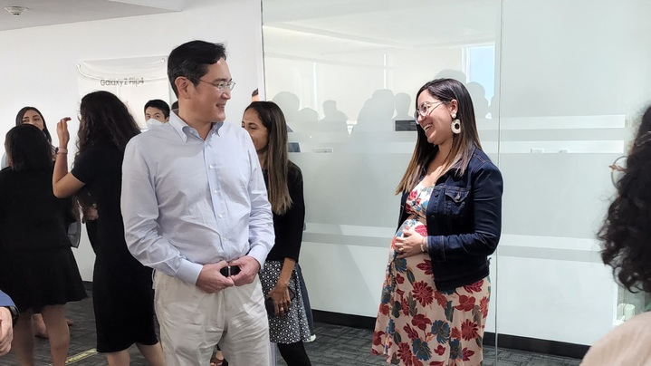 [서울=뉴시스]이재용 부회장이 추석 연휴 삼성전자의 첫 해외 지점인 파나마법인을 방문해 직원들과 기념촬영을 하고 있다. (사진 = 삼성전자) 2022.9.14. photo@newsis.com *재판매 및 DB 금지