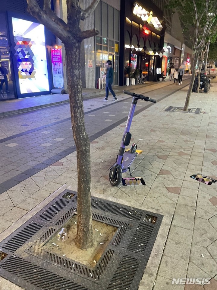 금연구역으로 지정된 미사역 인근 골목 바닥의 모습. 길바닥에 수많은 담배꽁초들이 버려져 있다. 2022.09.13. jungxgold@newsis.com