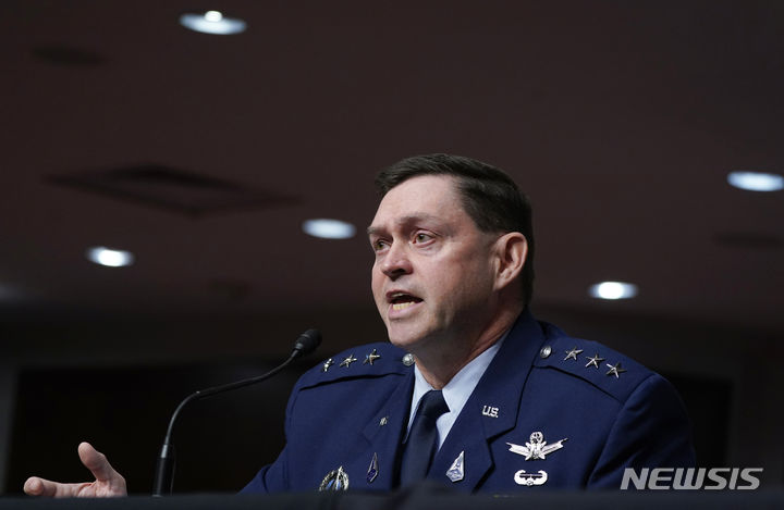 [워싱턴=AP/뉴시스]브래들리 챈스 솔츠먼 미 우주군 참모총장 지명자(당시)가 2022년 9월13일 미 상원 군사위원회 인준 청문회에 참석해 답변하고 있다. 일본을 방문 중인 그는 25일 미국은 일본에 우주영역을 담당하는 주일 미우주군 창설을 검토하고 있다고 밝혔다고 지지 통신이 보도했다. 2023.09.25.