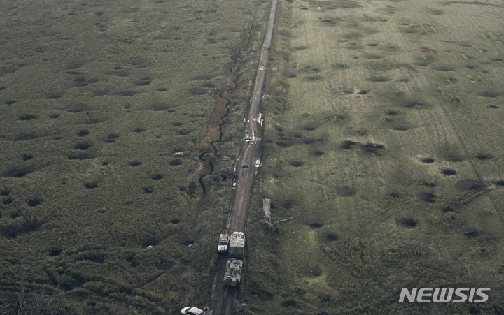 [이지움=AP/뉴시스] 2022년 2월 러시아군 전면 침공으로 시작된 우크라이나 전쟁이 24일(현지 시간) 만 4년을 맞는다. 외교 전문지 포린어페어스는 "1941~1945년 '소련 대조국전쟁(제2차 세계대전)'보다 긴 전쟁"이라고 했다. 사진은 2022년 9월 우크라이나 하르키우주 이지움 들판이 포격 흔적으로 뒤덮인 모습. 2026.02.20.