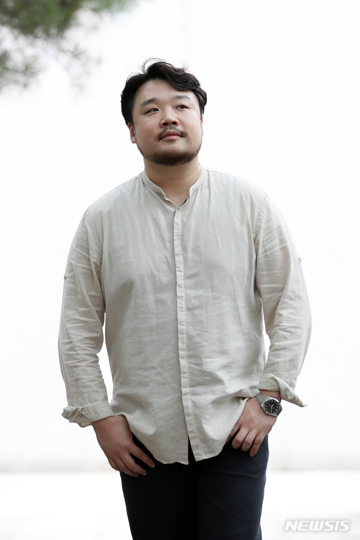 [서울=뉴시스] 박진희 기자 = 국립오페라단 '호프만의 이야기' 호프만 역의 테너 이범주가 14일 서울 서초구 예술의전당에서 인터뷰에 앞서 사진촬영을 하고 있다. 국립오페라단은 창단 60주년 기념 오페라 '호프만의 이야기'는 독일 태생의 프랑스 오페레타(Operetta_작은 오페라) 작곡가 오펜바흐(Offenbach)의 걸작이며, 인생과 사랑에 대한 다채로운 이야기를 풀어내는 옴니버스 오페라이다. 2022.09.15. pak7130@newsis.com