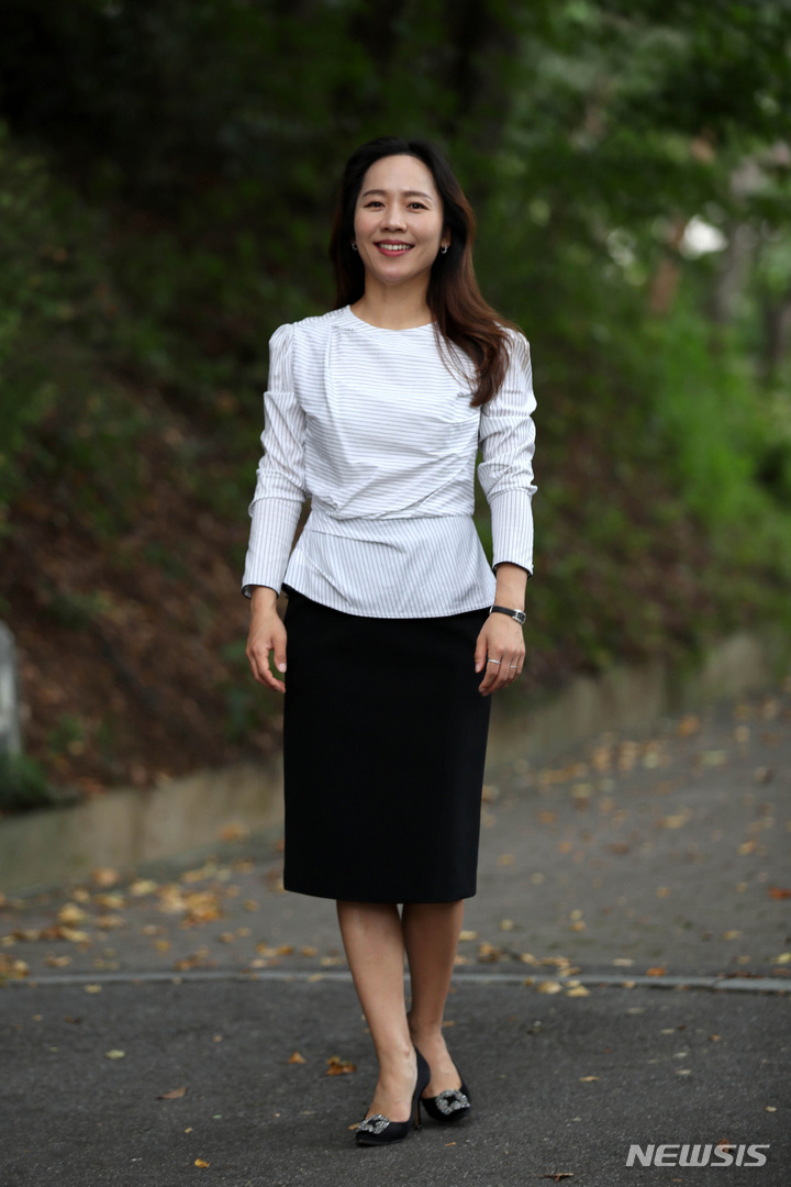 [서울=뉴시스] 박진희 기자 = 국립오페라단 '호프만의 이야기' 안토니아 역의 소프라노 김순영이 14일 서울 서초구 예술의전당에서 인터뷰에 앞서 사진촬영을 하고 있다. 국립오페라단은 창단 60주년 기념 오페라 '호프만의 이야기'는 독일 태생의 프랑스 오페레타(Operetta_작은 오페라) 작곡가 오펜바흐(Offenbach)의 걸작이며, 인생과 사랑에 대한 다채로운 이야기를 풀어내는 옴니버스 오페라이다. 2022.09.15. pak7130@newsis.com