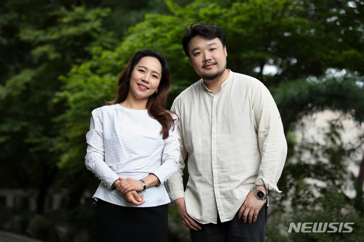[서울=뉴시스] 박진희 기자 = 국립오페라단 '호프만의 이야기' 호프만 역의 테너 이범주와 안토니아 역의 소프라노 김순영이 14일 서울 서초구 예술의전당에서 인터뷰에 앞서 사진촬영을 하고 있다. 국립오페라단은 창단 60주년 기념 오페라 '호프만의 이야기'는 독일 태생의 프랑스 오페레타(Operetta_작은 오페라) 작곡가 오펜바흐(Offenbach)의 걸작이며, 인생과 사랑에 대한 다채로운 이야기를 풀어내는 옴니버스 오페라이다. 2022.09.15. pak7130@newsis.com