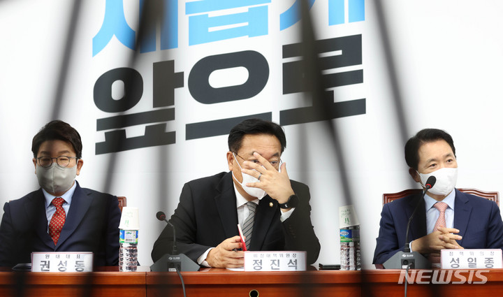 [서울=뉴시스] 고범준 기자 = 정진석 국민의힘 비상대책위원장이 14일 오전 서울 여의도 국회에서 열린 비상대책위원회 회의에서 비대위원들의 발언을 듣고 있다. (공동취재사진) 2022.09.14. photo@newsis.com