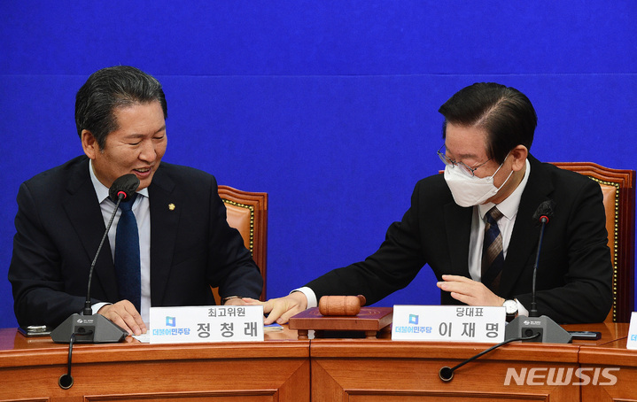 [서울=뉴시스] 최진석 기자 = 정청래 더불어민주당 최고위원이 14일 국회에서 열린 최고위원회의에서 '성남FC 후원금 의혹'을 재수사해온 경찰이 이재명 대표에 대해 제3자 뇌물공여 혐의가 인정된다고 결론 내린 것과 관련한 발언을 하며 이 대표에게 손을 내밀고 있다. (공동취재사진) 2022.09.14. photo@newsis.com