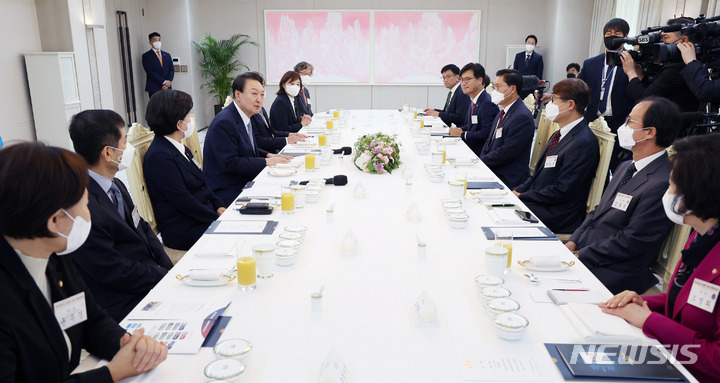 [서울=뉴시스] 전신 기자 = 윤석열 대통령이 14일 서울  용산 대통령실 청사에서 열린 반도체산업 경쟁력 강화 특위 초청 오찬 간담회에서 발언하고 있다. (대통령실통신사진기자단) 2022.09.14. photo1006@newsis.com