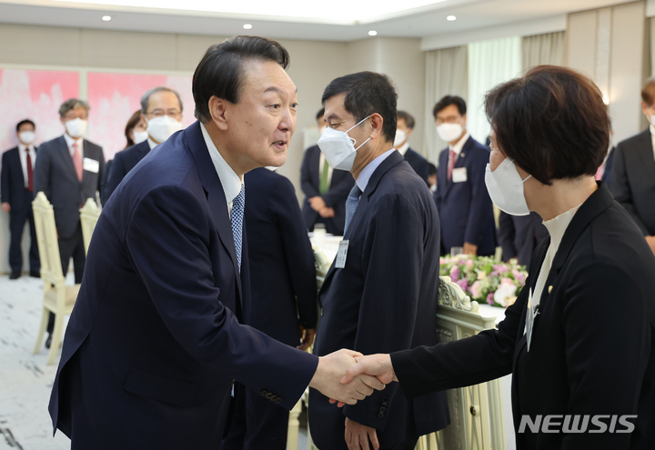 [서울=뉴시스] 전신 기자 = 윤석열 대통령이 14일 서울  용산 대통령실 청사에서 열린 반도체산업 경쟁력 강화 특위 초청 오찬 간담회에서 참석자들과 인사하고 있다. (대통령실통신사진기자단) 2022.09.14. photo1006@newsis.com