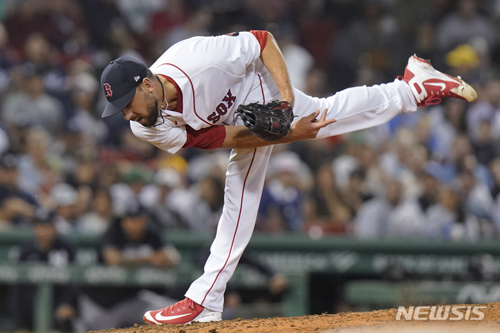[보스턴=AP/뉴시스] 보스턴 레드삭스의 맷 반스가 지난해 9월13일 뉴욕 양키스와 경기 9회에서 투구하고 있다. 2023.01.31.