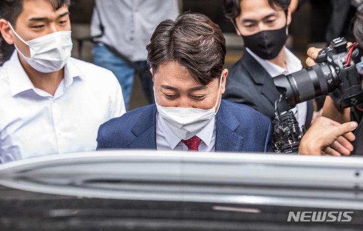 [서울=뉴시스] 김선웅 기자 = 이준석 국민의힘 전 대표가 지난 14일 서울 양천구 서울남부지방법원에서 열린 국민의힘 당헌 효력 정지 가처분 심문을 마친 뒤 법원을 나서고 있다. (공동취재사진) 2022.09.14. photo@newsis.com