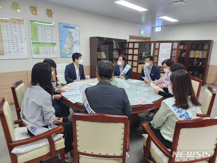 [영광=뉴시스] 김장오 영광부군수가 인구일자리정책실 직원들과 함께 영광교육지원청 직원들에게 영광군의 인구 늘리기 시책을 홍보하고 있다. (사진=영광군 제공) 2022.09.14. photo@newsis.com