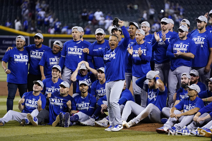 [피닉스=AP/뉴시스] LA 다저스 선수단이 14일(한국시간) 미국 애리조나주 피닉스의 체이스필드에서 열린 2022 메이저리그(MLB) 애리조나 다이아몬드백스와의 경기에서 4-0으로 승리, 내셔널리그 서부지구 우승을 확정한 뒤 세리머니를 하고 있다. 2022.09.14