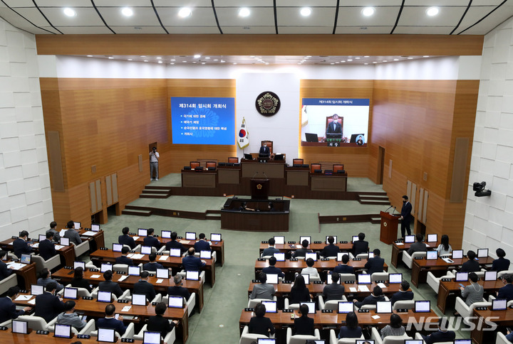 [서울=뉴시스] 추상철 기자 = 14일 오후 서울 종로구 서울시의회에서 제314회 임시회 개회식이 열리고 있다. 2022.09.14. scchoo@newsis.com