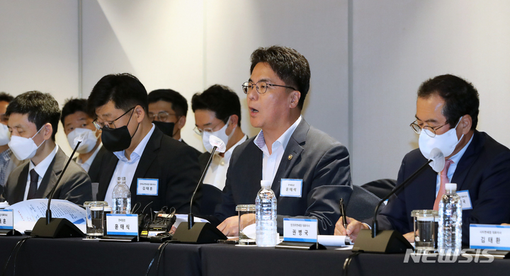 [서울=뉴시스] 김금보 기자 = 윤태식 관세청장이 14일 오후 서울 중구 신세계면세점에서 열린 '글로벌 면세산업 선도 및 국민편의 제고를 위한 면세산업 발전 간담회' 에서 발언 하고 있다. 이날 간담회에는 신라, 롯데, 신세계, 현대 등 12개 면세점 대표들이 참석했다.2022.09.14. kgb@newsis.com