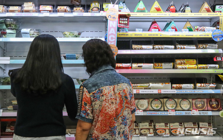 [서울=뉴시스] 권창회 기자 =&nbsp; ﻿﻿편의점에서 판매하는 일반 김밥(줄김밥)의 열량이 밥 한 공기 열량보다 높은 것으로 나타났다. 하지만 김밥의 단백질 함량은 영양성분 기준치(하루 섭취 권장량)의 15.5%로 낮아 김밥 하나만 먹어선 영양상 완전한 한 끼를 해결할 수 없는 실정이다. 사진은 14일 오후 서울 시내 한 편의점에서 고객이 도시락을 고르는 모습.&nbsp; 2022.09.14. kch0523@newsis.com