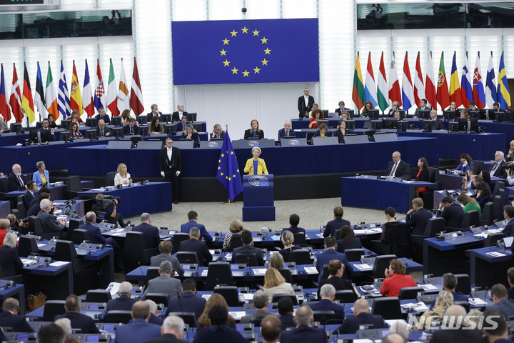 [AP/뉴시스] 14일 EU의 폰데어라이엔 집행위원장이 프랑스 스트라스부르 소재 유럽의회에서 에너지위기 극복책 중심의 국정연설을 하고 있다