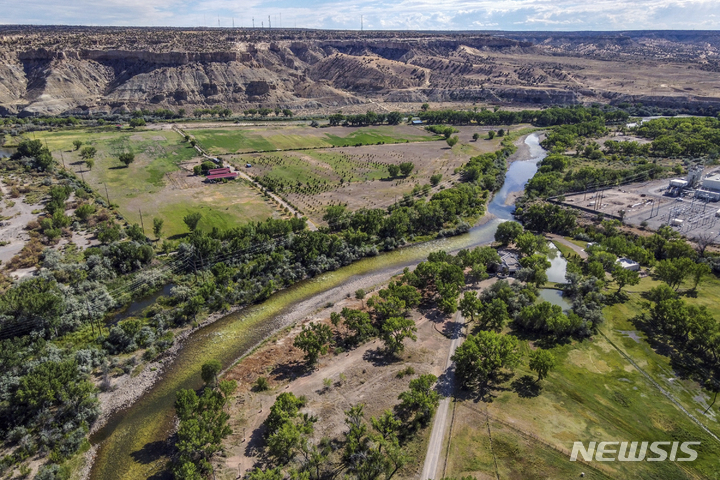 [파밍턴( 뉴멕시코주)= AP/뉴시스] 파밍턴 부근을 통과해 흐르는 콜로라도강의 지류 산후안 강과 아니마스 강. 