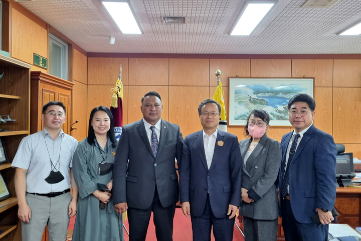 창신대 방문한 몽골 바얀(왼쪽에서 세번째) 울기시장 *재판매 및 DB 금지