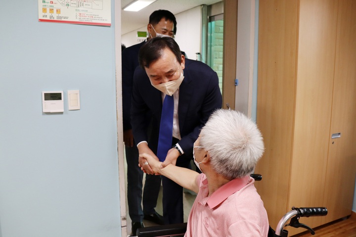 [담양=뉴시스] 송창헌 기자 =전남 담양군이 민선8기 핵심 공약인 '향촌복지' 실현을 위해 특색있는 복지모델 구축에 행정력을 모으고 있다고 15일 밝혔다. 어르신 위로방문한 이병노 담양군수. (사진=담양군 제공) 2022.09.15 photo@newsis.com *재판매 및 DB 금지