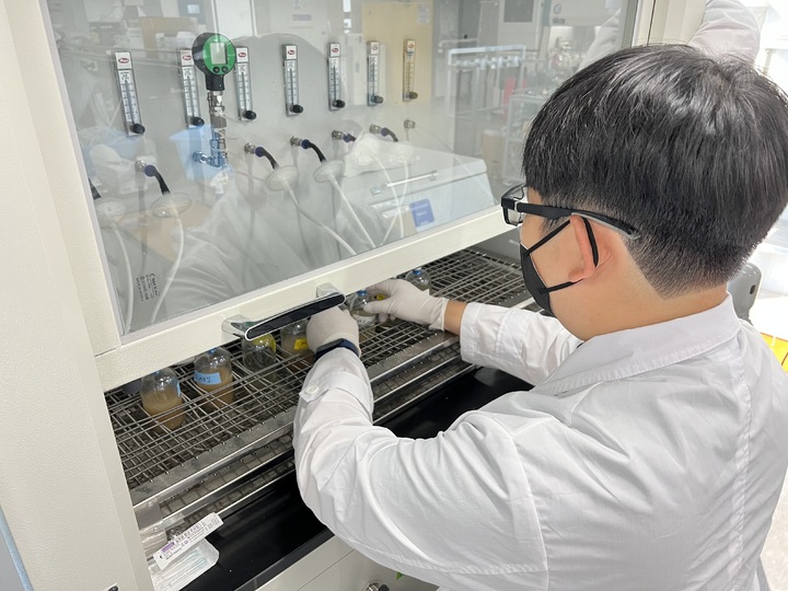 [대전=뉴시스] 에너지연구원 연구진이 이산화탄소 반응실험을 하는 모습. *재판매 및 DB 금지