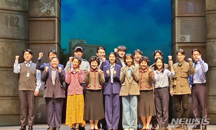 [서울=뉴시스]강진아 기자=뮤지컬 '어차피 혼자' 배우들이 15일 서울 종로구 홍익대 대학로 아트센터 대극장에서 열린 프레스콜에서 단체사진을 찍고 있다. 2022.09.15. akang@newsis.com