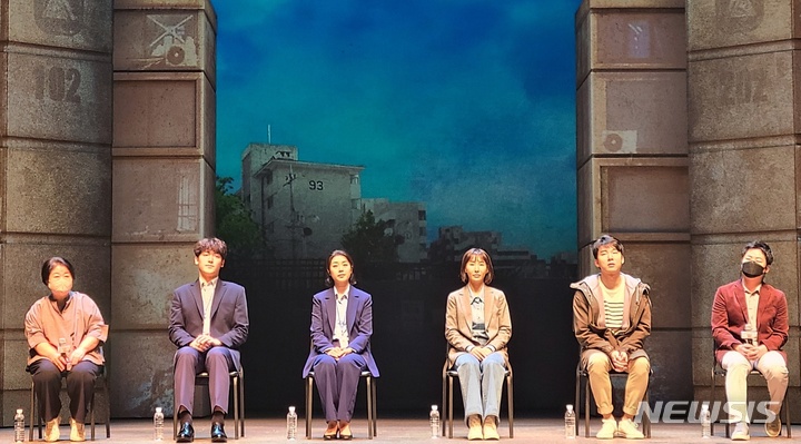 [서울=뉴시스]강진아 기자=뮤지컬 '어차피 혼자'의 (왼쪽부터) 송혜선 프로듀서, 배우 황건하, 조정은, 윤공주, 양희준, 민찬홍 작곡가가 15일 서울 종로구 홍익대 대학로 아트센터 대극장에서 간담회를 진행하고 있다. 2022.09.15. akang@newsis.com