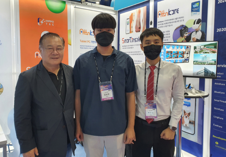 정태명 성균관대학교 소프트웨어학과 교수(왼쪽)가 15일 서울 코엑스에서 열린 ‘대한민국 4차 산업혁명 페스티벌 2022’에서 자신이 창업한 히포티앤씨 직원들과 기념촬영을 하고 있다. (사진=송종호 기자) *재판매 및 DB 금지