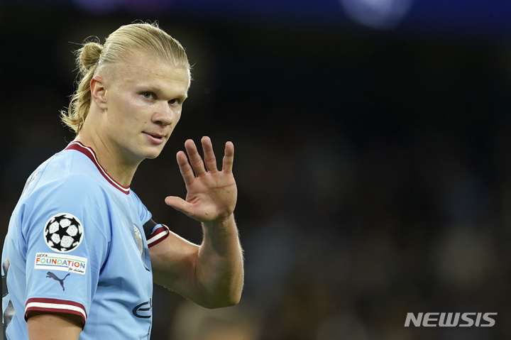 [맨체스터=AP/뉴시스] 맨체스터 시티(영국)의 엘링 홀란이 14일(현지시간) 영국 맨체스터의 에티하드 스타디움에서 열린 2022-23 유럽축구연맹(UEFA) 챔피언스리그 G조 2차전 도르트문트(독일)와의 경기 후반 38분 팀의 두 번째 골을 넣고 기뻐하고 있다. 홀란은 친정팀 도르트문트에 역전 결승 골을 넣어 팀의 2-1 승리를 이끌었다. 2022.09.15.