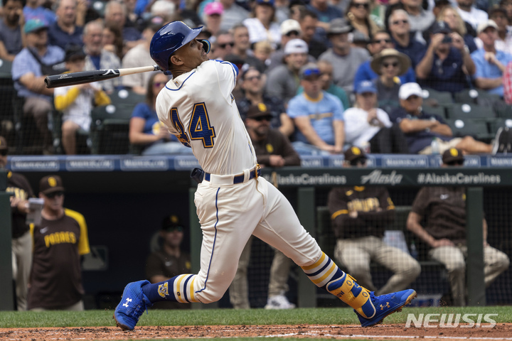[시애틀=AP/뉴시스] 시애틀 매리너스의 훌리오 로드리게스가 15일(한국시간) 미국 워싱턴주 시애틀의 T-모바일 파크에서 열린 샌디에이고 파드레스와 2022 MLB 홈경기에서 2회말 상대 선발투수 마이크 클레빈저를 상대로 안타를 때리고 있다. 2022.09.15.