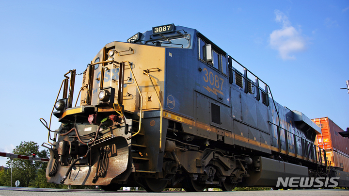 [홈스테드=AP/뉴시스] 14일(현지시간) 미 펜실베이니아주 홈스테드에서 CSX 화물 열차가 철도 건널목을 지나고 있다. 2022.09.15.