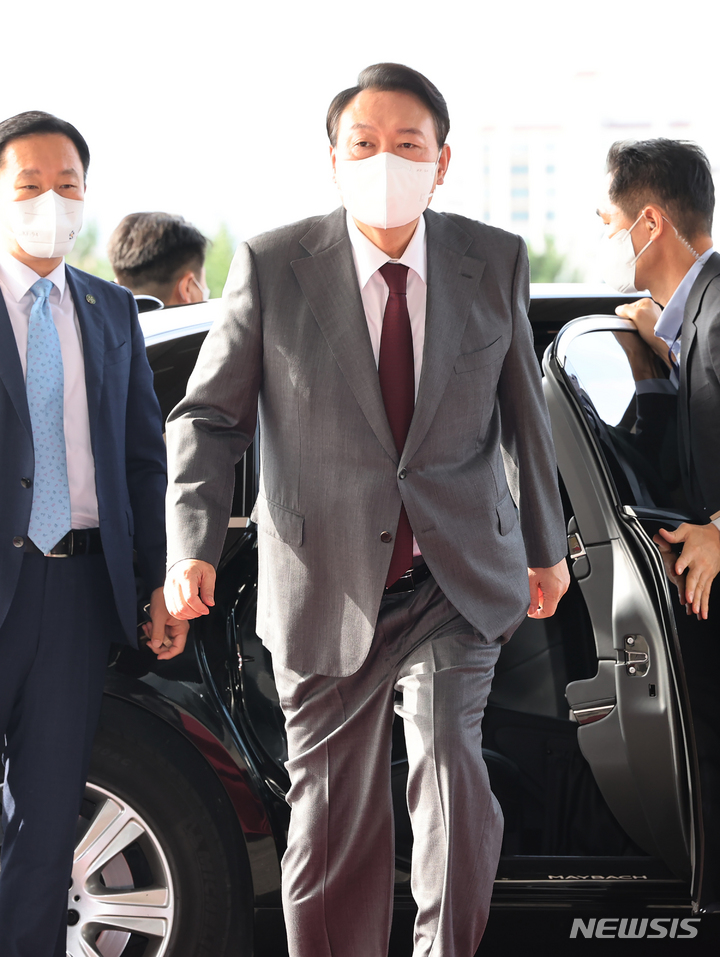 [서울=뉴시스] 홍효식 기자 = 윤석열 대통령이 15일 서울 용산 대통령실 청사로 출근하고 있다. (대통령실통신사진기자단) 2022.09.15. yesphoto@newsis.com