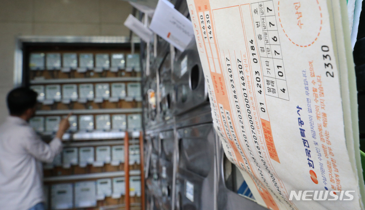 [서울=뉴시스] 김금보 기자 = 15일 오전 서울 시내 한 오피스텔에서 시민이 전력량계를 살펴보고 있다. 2022.09.15. kgb@newsis.com