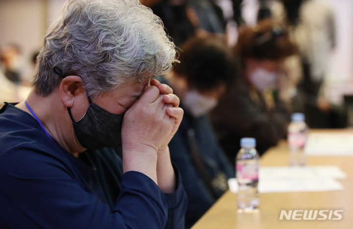 [서울=뉴시스] 김진아 기자 = 15일 서울 중구 포스트타워에서 열린 군사망사고진상규명위원회 2022년 조사활동보고회에 참석한 유족들이 눈물을 흘리고 있다. 2022.09.15. bluesoda@newsis.com