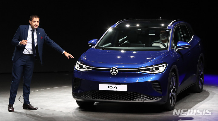 [서울=뉴시스] 추상철 기자 = 사샤 아스키지안 폭스바겐코리아 사장이 15일 오전 서울 광진구 비스타 워커힐 서울에서 폭스바겐의 첫 순수 전기 SUV 'ID.4'를 공개하고 있다. 2022.09.15. scchoo@newsis.com