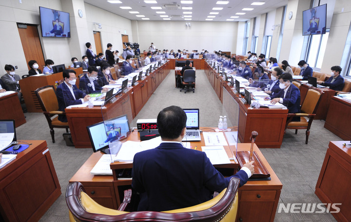 [서울=뉴시스] 김선웅 기자 = 박대출 국회 기획재정위원장이 15일 오전 서울 여의도 국회에서 열린 기획재정위원회 전체회의에서 2022년도 국정감사 계획서 채택의 건을 상정하고 있다. 이날 기재위에서는 2022년도 국정감사 보고 및 서류제출요구의 건 및 증인.참고인 출석요구의 건 등을 처리했다. (공동취재사진) 2022.09.15. photo@newsis.com