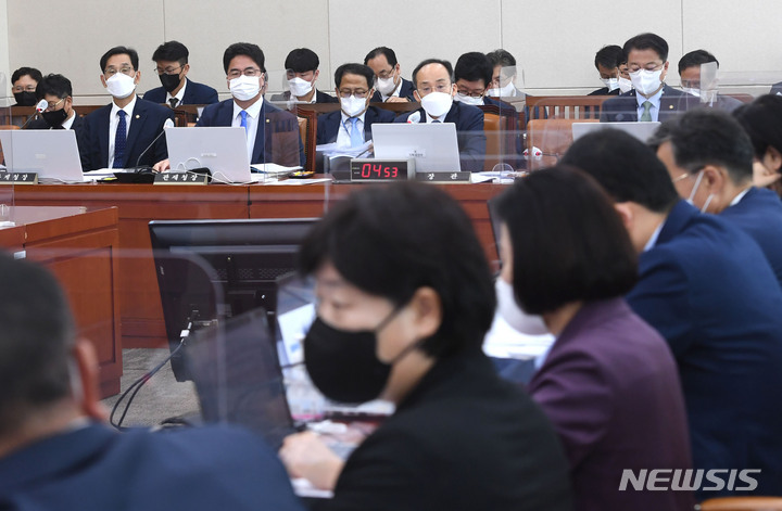 [서울=뉴시스] 김선웅 기자 = 추경호 부총리 겸 기획재정부 장관이 15일 오전 서울 여의도 국회에서 열린 기획재정위원회 전체회의에서 의원들 질의에 답하고 있다. (공동취재사진) 2022.09.15. photo@newsis.com