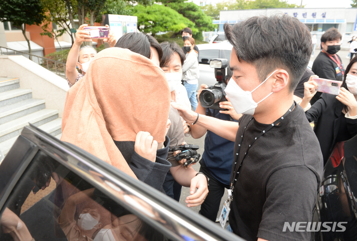 [울산=뉴시스] 배병수 기자 = 뉴질랜드 '여행 가방 속 시신 사건'의 피의자로 추정되는 한국계 뉴질랜드인 여성이 15일 울산중부경찰서에서 서울중앙지검으로 압송되고 있다. 2022.09.15. bbs@newsis.com