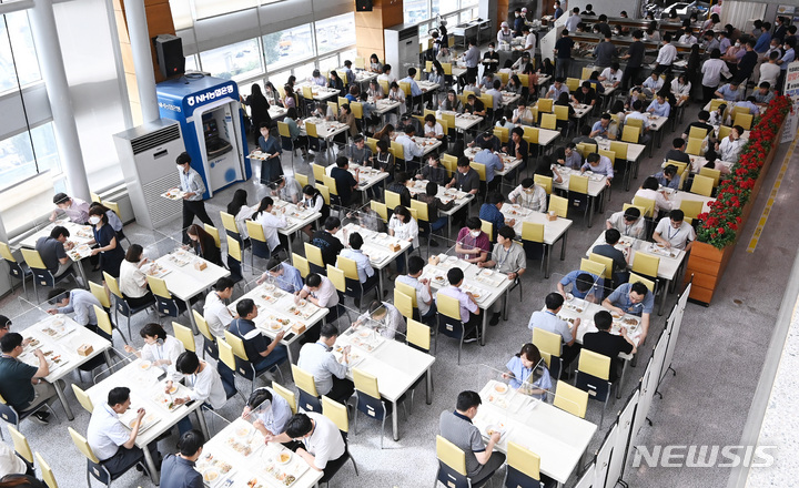 [용인=뉴시스] 김종택기자 = 지난해 9월15일 오후 경기도 용인시청 구내식당에서 직원들이 점심식사를 하고 있다. 수개월째 외식물가 상승이 지속되면서 외부로 나가기보다는 구내식당이나 도시락을 이용해 끼니를 해결하는 직장인들이 크게 늘고 있다. 2022.09.15. jtk@newsis.com