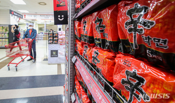 [서울=뉴시스] 권창회 기자 = 15일 오후 서울 시내 대형마트에 진열된 신라면. 2022.09.15. kch0523@newsis.com