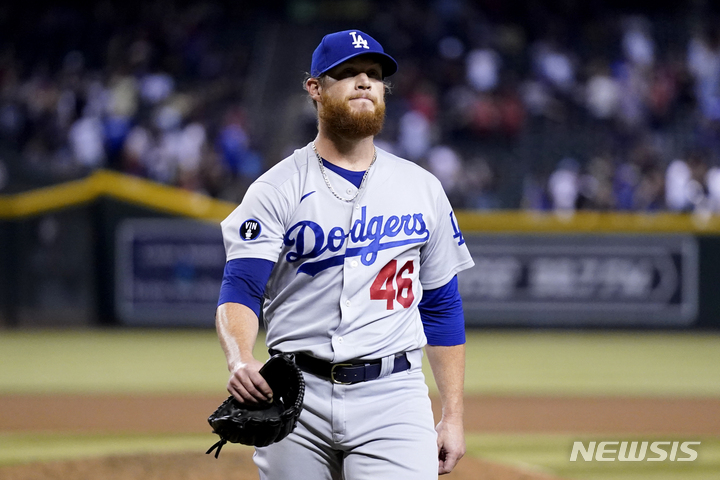 [피닉스=AP/뉴시스] LA 다저스의 마무리 투수 크레이크 킴브렐이 15일(한국시간) 미국 애리조나주 피닉스의 체이스 필드에서 열린 애리조나 다이아몬드백스와 2022 MLB 원정경기에서 9회 말 끝내기 3점 홈런을 허용한 뒤 마운드를 내려오고 있다. 2022.09.15.