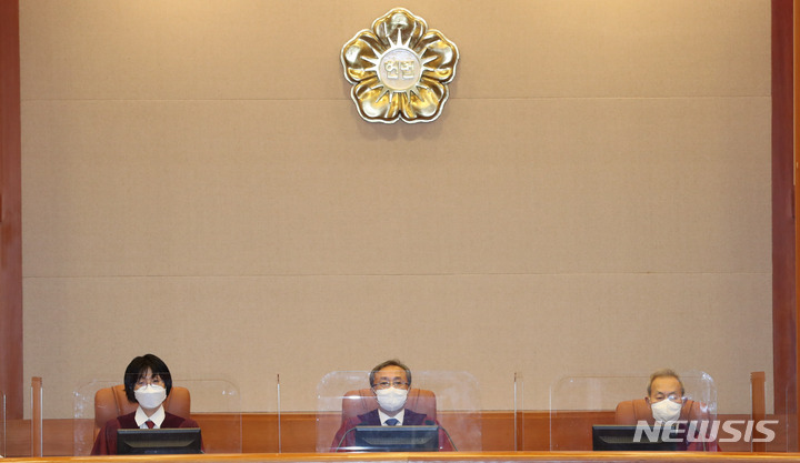 [서울=뉴시스] 조수정 기자 = 유남석 헌법재판소장과 헌법재판관들이 지난 9월15일 헌재 심판정에 입장해 변론 시작을 기다리고 있다.&nbsp; (공동취재사진) 2022.09.15. chocrystal@newsis.com