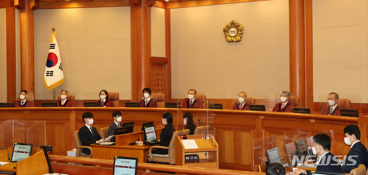 [서울=뉴시스] 조수정 기자 = 유남석 헌법재판소장을 비롯한 헌법재판관들이 15일 오후 서울 종로구 헌법재판소에서 열린 국가보안법 제2조 1항과 제7조 1·3·5항의 위헌 여부 심리 공개변론 시작에 맞춰 대심판정에 앉아 대기하고 있다. 국가보안법과 관련해 이미 일곱차례 합헌 결정을 내린 바 있는 헌재가 공개변론을 여는 것은 이번이 처음이다. (공동취재사진) 2022.09.15. chocrystal@newsis.com