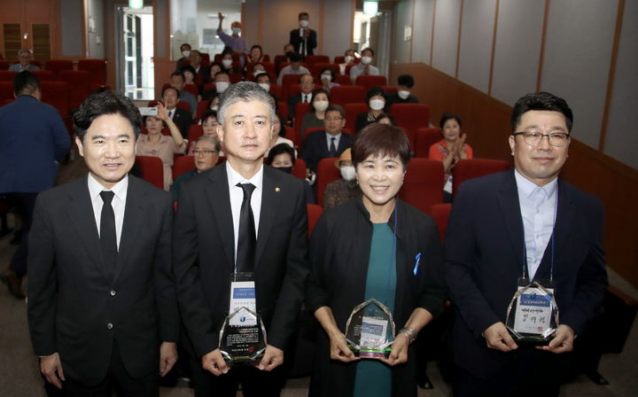 [무안=뉴시스] 전남도교육청은 김대중 교육감이 캘리포니아주 5·18민주화운동 기념일 제정 준비위원회 나은숙·배석준 부대표와 류한상 한국 공동준비위원장에게 민주시민교육상(공로패)를 수여했다고 15일 밝혔다. (사진=전남도교육청 제공). photo@newsis.com *재판매 및 DB 금지