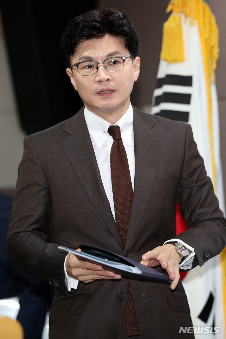 [과천=뉴시스] 백동현 기자 = 한동훈 법무부 장관이 15일 오후 경기 과천시 정부과천청사에서 소아성기호증 아동성범죄자 치료감호 확대 추진 관련 브리핑을 하기 위해 이동하고 있다. 2022.09.15. livertrent@newsis.com