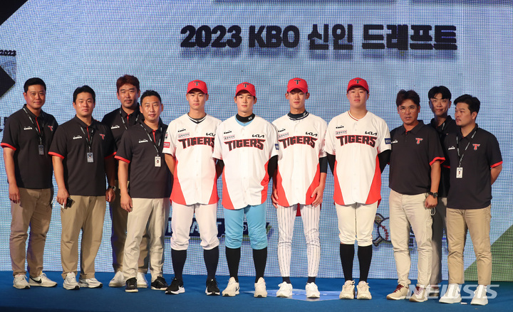 [서울=뉴시스] 이영환 기자 = 15일 오후 서울 중구 웨스틴조선호텔에서 열린 2023 KBO 신인 드래프트에서 KIA 타이거즈에 지명된 선수들이 구단 관계자들과 기념촬영을 하고 있다. 2022.09.15. 20hwan@newsis.com