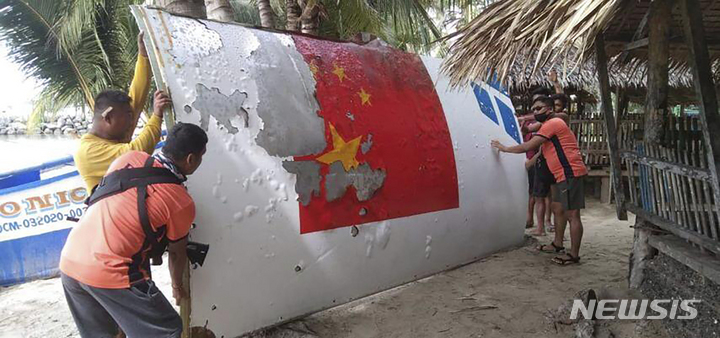 [옥시덴탈(필리핀)=AP/뉴시스] 지구 저궤도 상에서 떠다니고 있는 옛 소련과 중국의 로켓 잔해가 충돌할 뻔 했다고 미국 스페이스닷컴이 21일(현지시간) 전했다. 사진은 지난 8월24일 필리핀 옥시덴탈 민도로주 맘부라오 해변에서 발견된 중국의 롱마치 5B 로켓의 잔해. 2023.09.22.