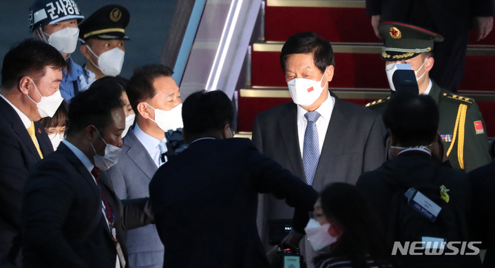 [성남=뉴시스] 국회사진기자단 = 중국 공산당 서열 3위인 리잔수 전국인민대표대회(전인대) 상무위원장이 15일 오후 서울공항에 도착하고 있다. 리잔수 위원장은 국회의장 초청으로 66명의 대규모 수행단을 대동하고 방한해 2박 3일 동안 윤석열 대통령 예방, 김진표 국회의장과의 회담 등의 일정을 소화할 예정이다. 중국 상무위원장 방한은 2015년 장더장 전 상무위원장 이후 7년 만이다.  2022.09.15. photo@newsis.com