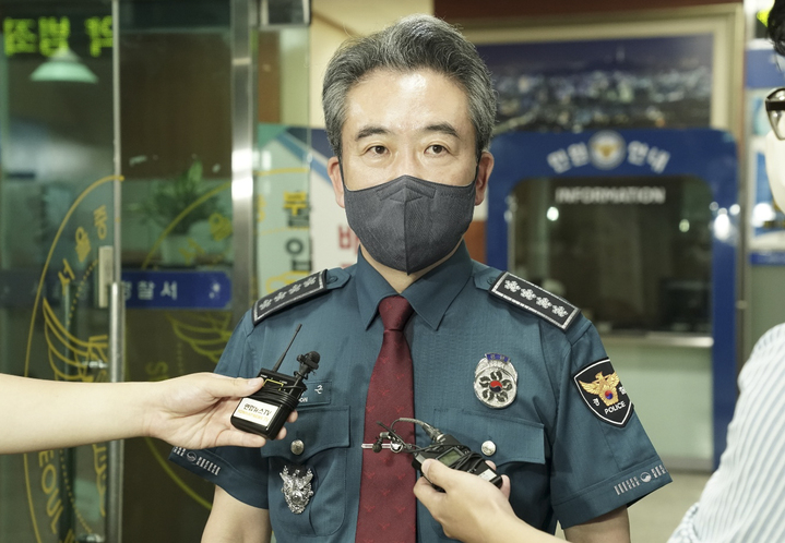 [서울=뉴시스] 김근수기자 = 윤희근 경찰청장이 지난 15일 오후 서울 중구 중부경찰서를 방문해 서울지하철 신당역 여성 역무원 살해 사건 관련 보고를 받은 뒤 입장을 밝히고 있다. (사진= 경찰청 제공) 2022.09.15. photo@newsis.com *재판매 및 DB 금지