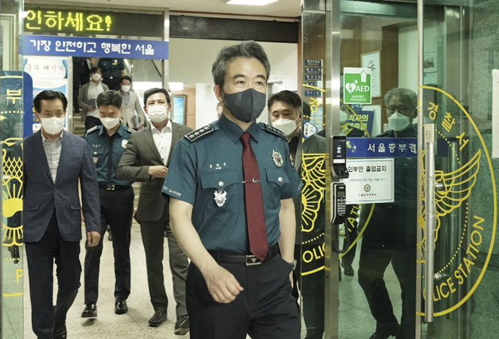 [서울=뉴시스] 김근수기자 = 윤희근 경찰청장이 지난 15일 오후 서울 중구 중부경찰서를 방문해 서울지하철 신당역 여성 역무원 살해 사건 관련 보고를 받고 나오고 있다. (사진= 경찰청 제공) 2022.09.15. photo@newsis.com *재판매 및 DB 금지